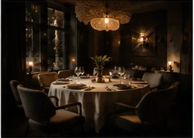 Salle de restaurant gastronomique intime, éclairage tamisé